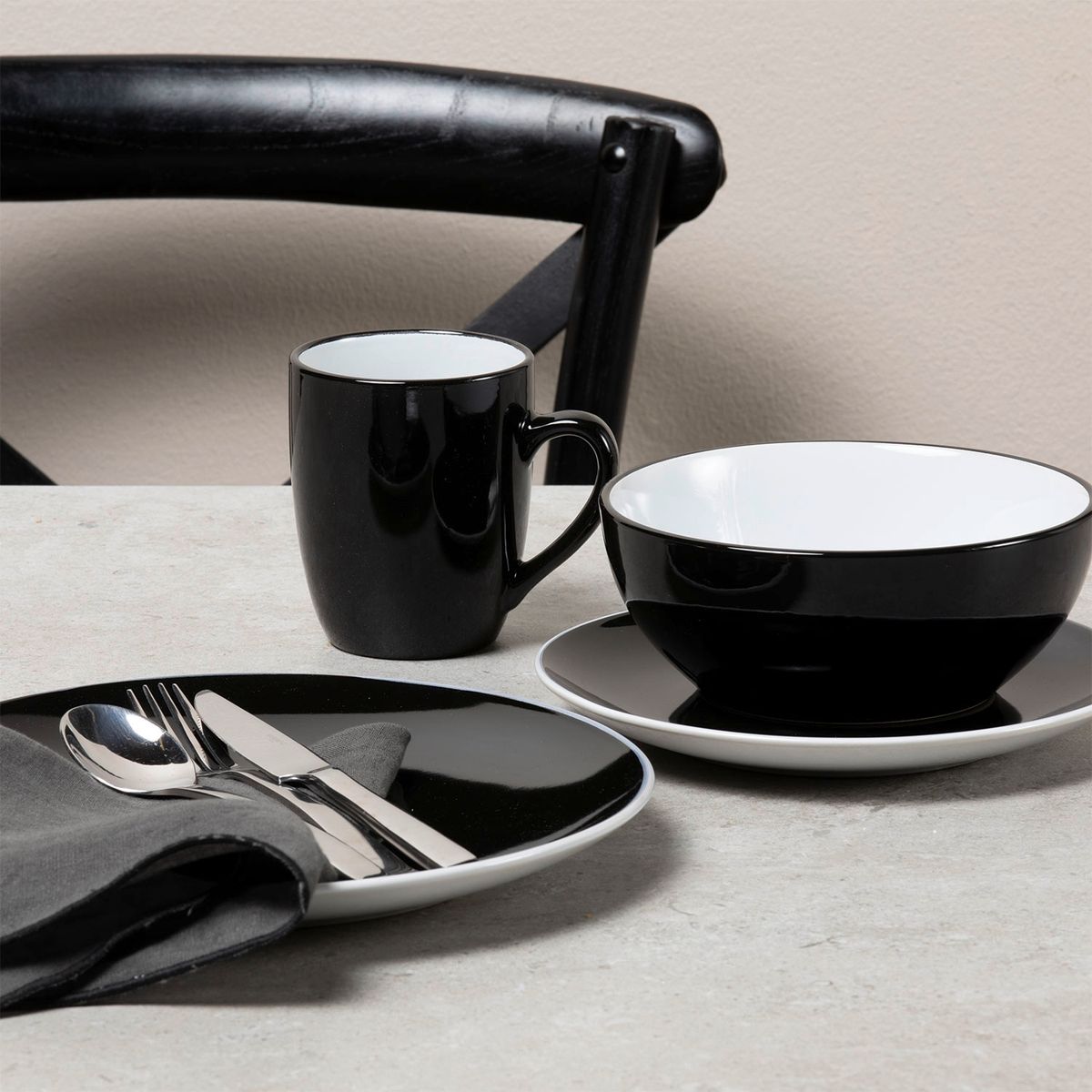 MICA - Juego de Vajilla 16 Pzs Two Tones Negro Blanco