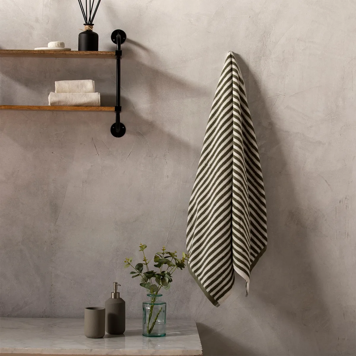 BASEMENT HOME - Toalla de Baño Combed Rayas 100% Algodón 650gr Basement Home