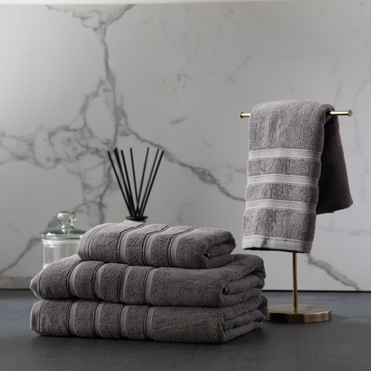 BASEMENT HOME - Set x4 Toallas Mano/Baño Lisas 500gr