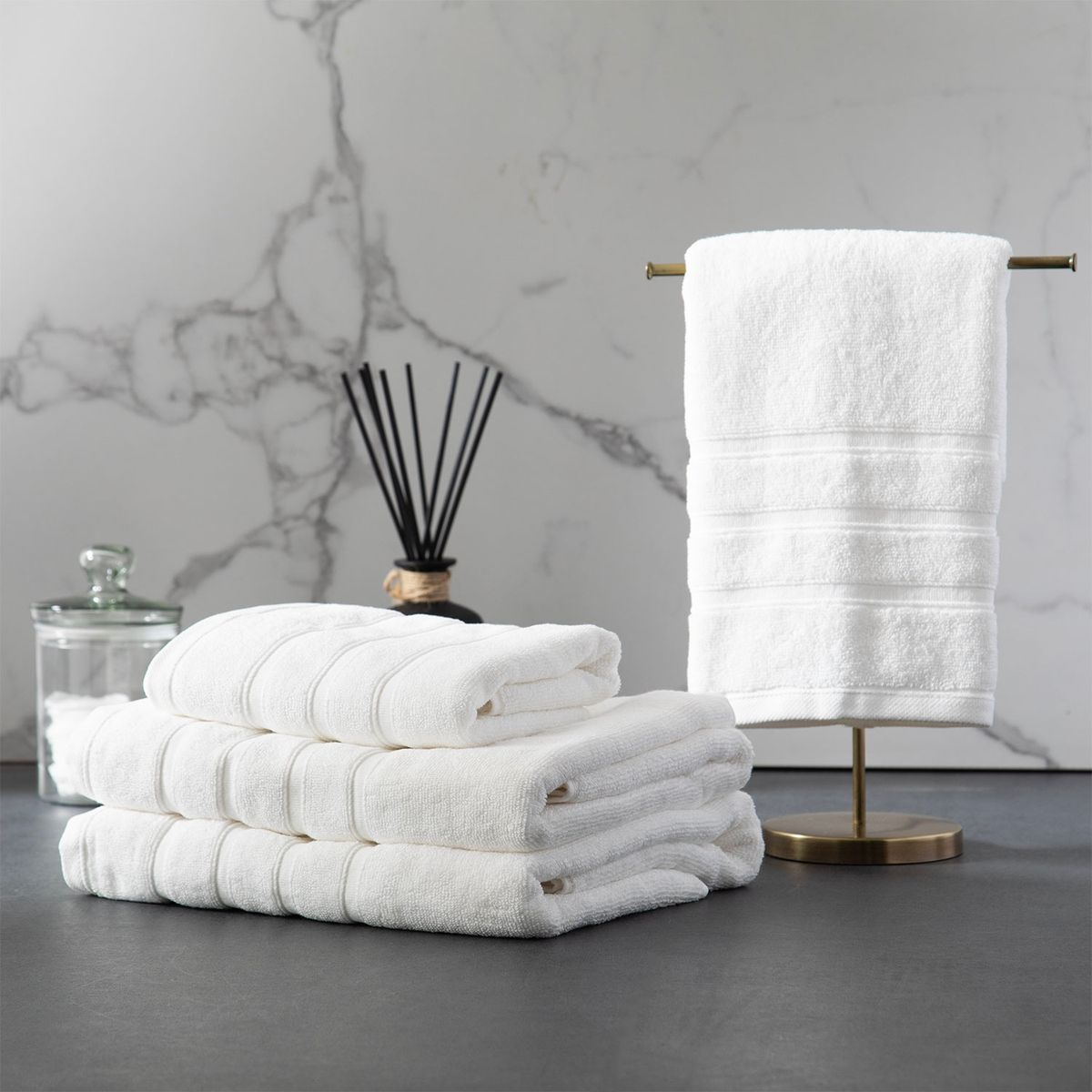 BASEMENT HOME - Set x4 Toallas Mano/Baño Lisas 500gr