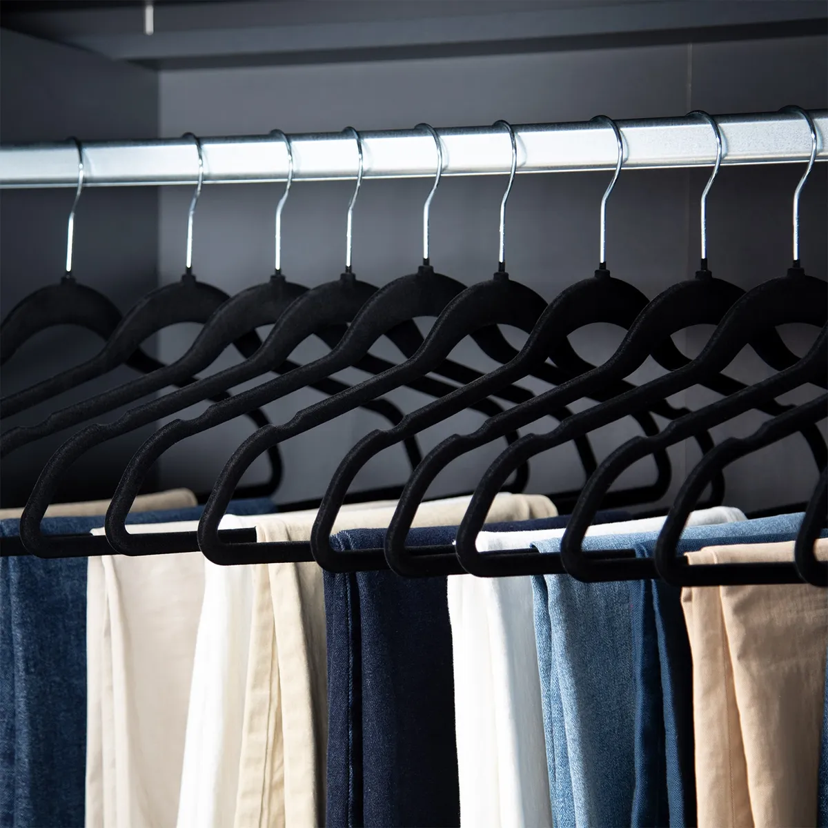 MICA - Set X 50 Colgadores De Ropa Terciopelo Negro