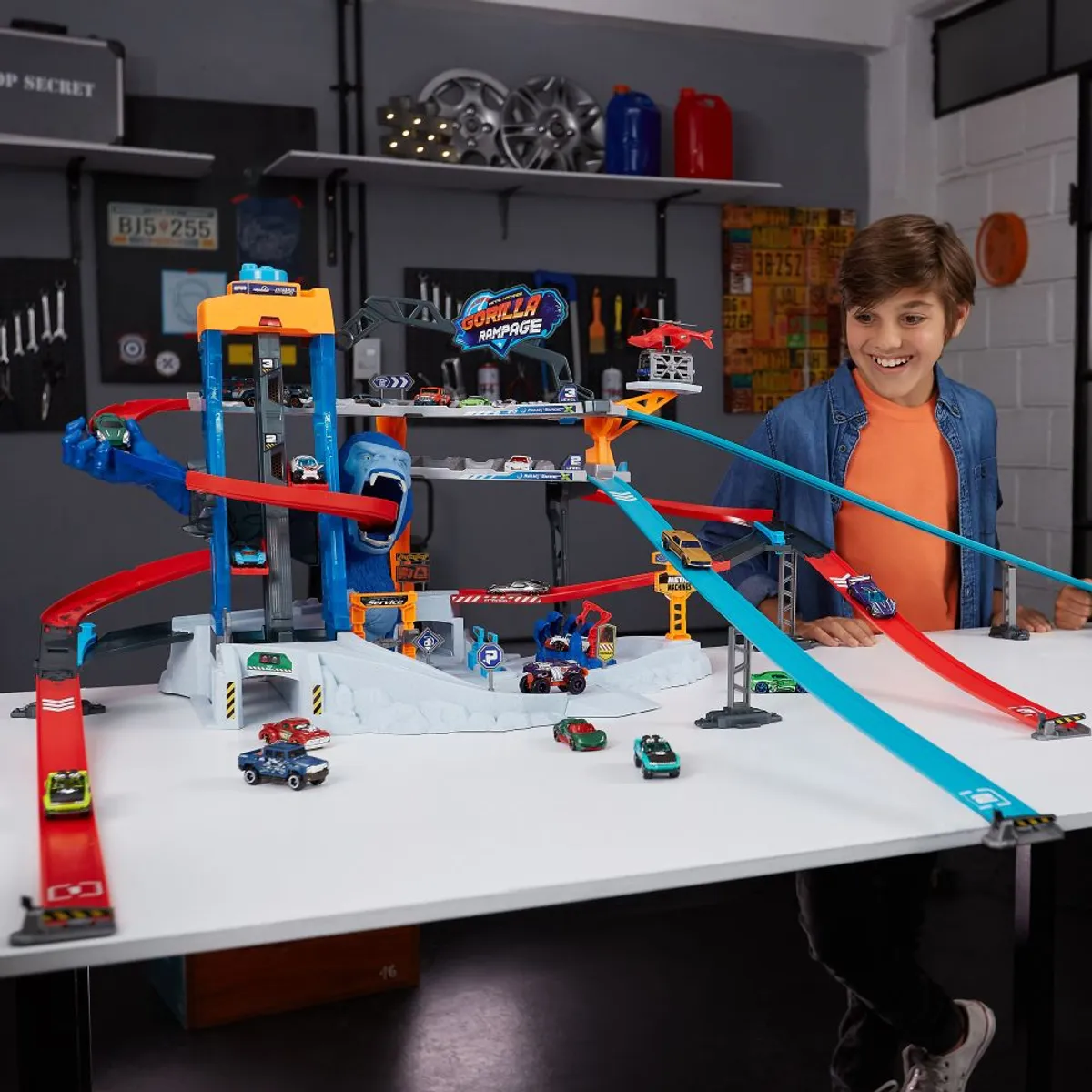 METAL MACHINES - Pista De Vehiculos Ataque De Gorila