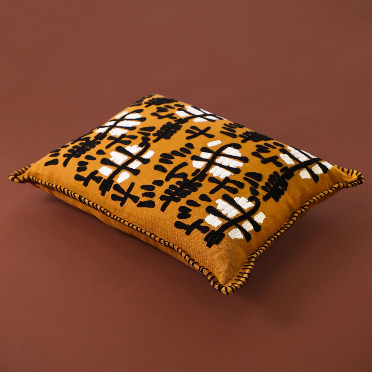 BASEMENT HOME - Cojín Bm Flor Mostaza 40 X 55 Cm