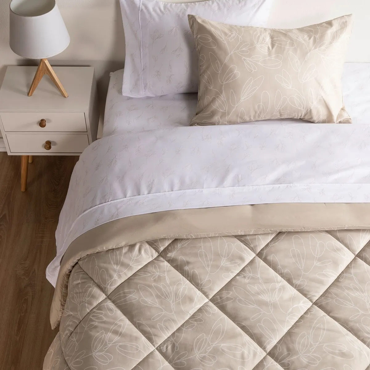 AMBIENTA - Juego de Cama: Edredón Beige + Juego de Sábanas Ambienta