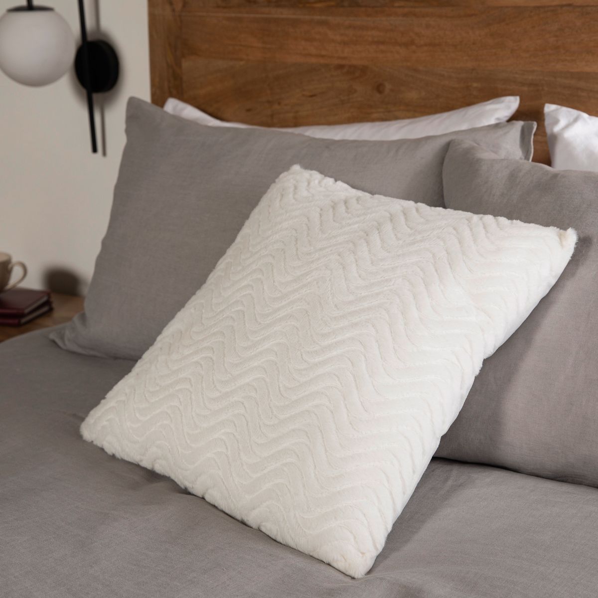 BASEMENT HOME - Cojín Fur Basement Home