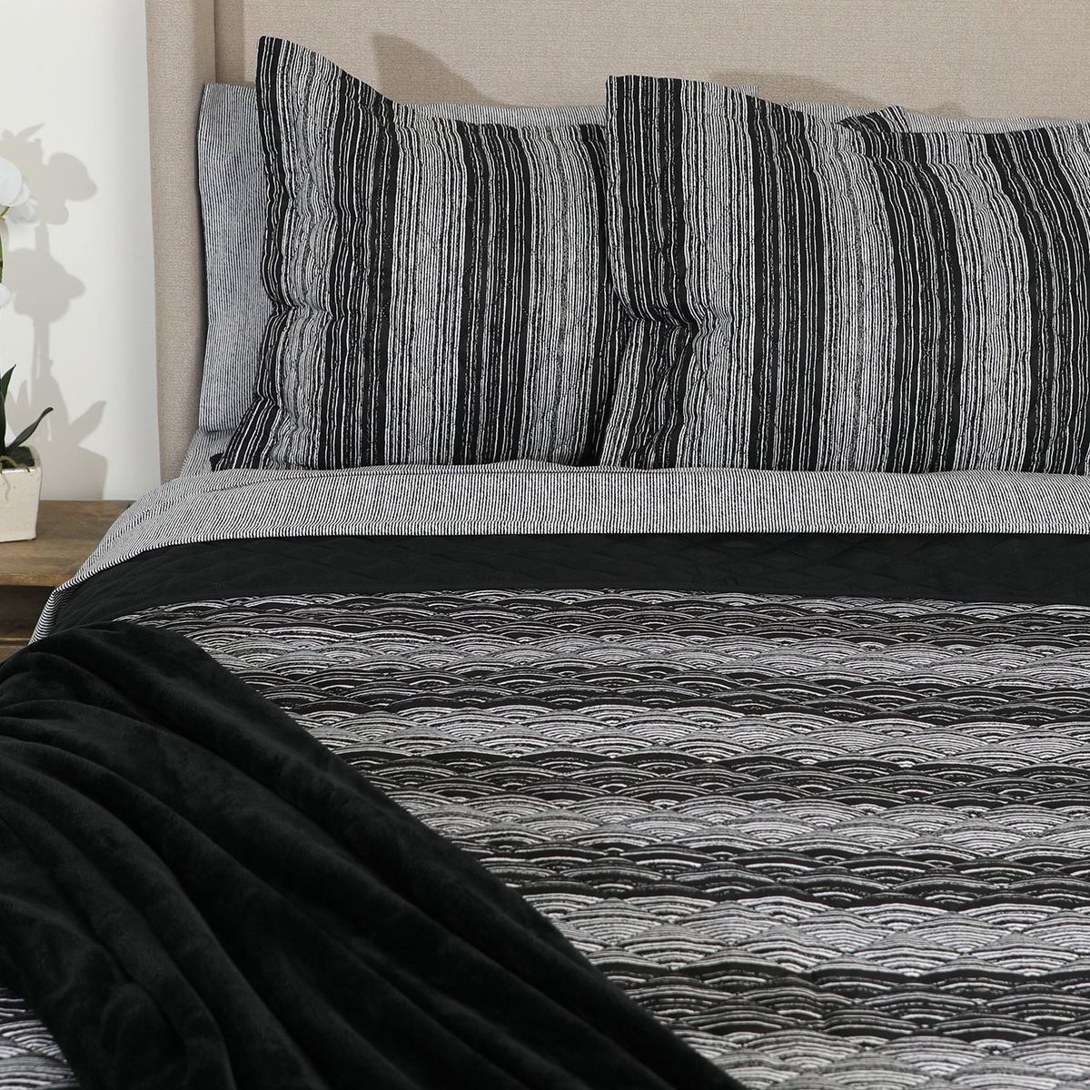 MICA - Juego De Cama: Cubrecama Líneas + Juego De Sábanas + Manta Mica