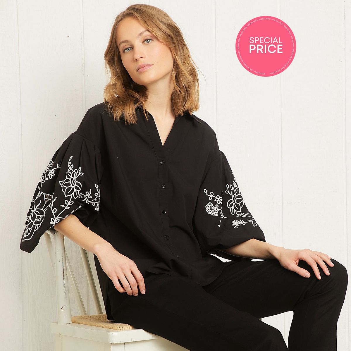 UNIVERSITY CLUB - Blusa University Club Manga Corta Bordada