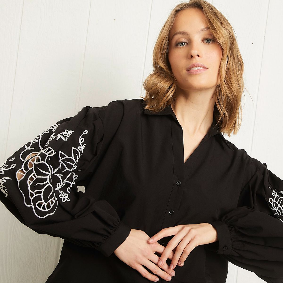 UNIVERSITY CLUB - Blusa University Club Manga Corta Bordada