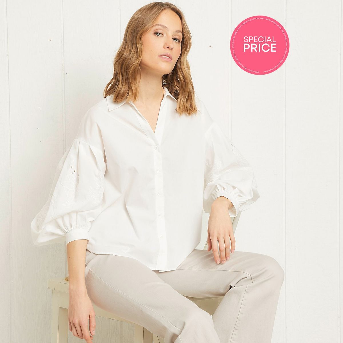 UNIVERSITY CLUB - Blusa University Club Manga Corta Bordada