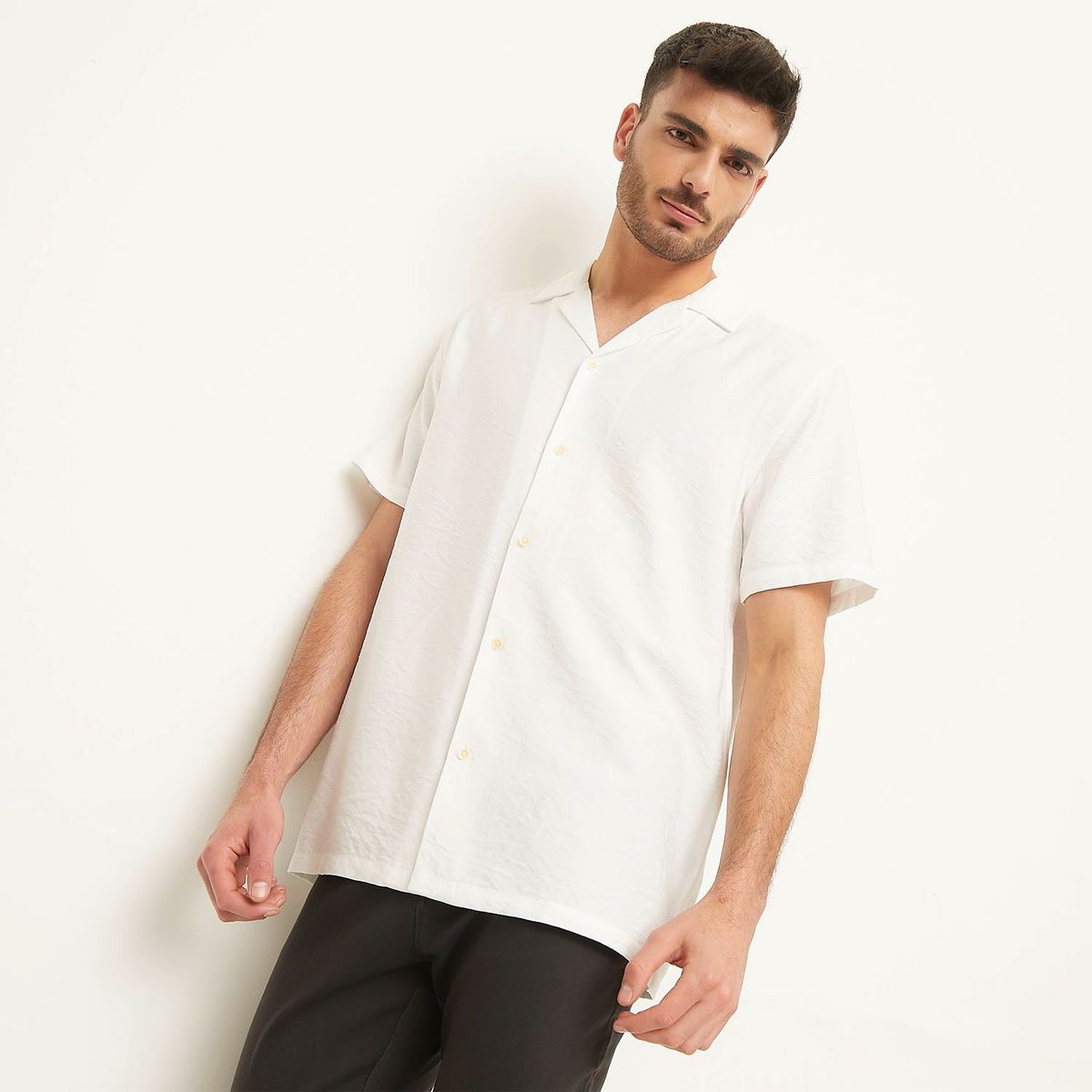 BASEMENT - Camisa Basement Manga Corta Cuello Clásico