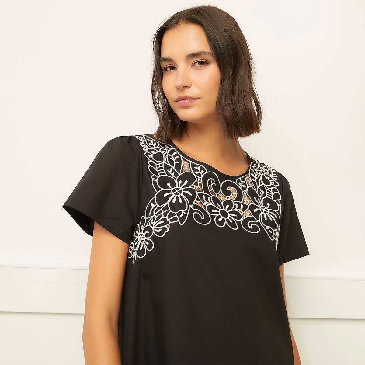 BASEMENT - Vestido Corto Basement Algodón Bordado Floral Mujer