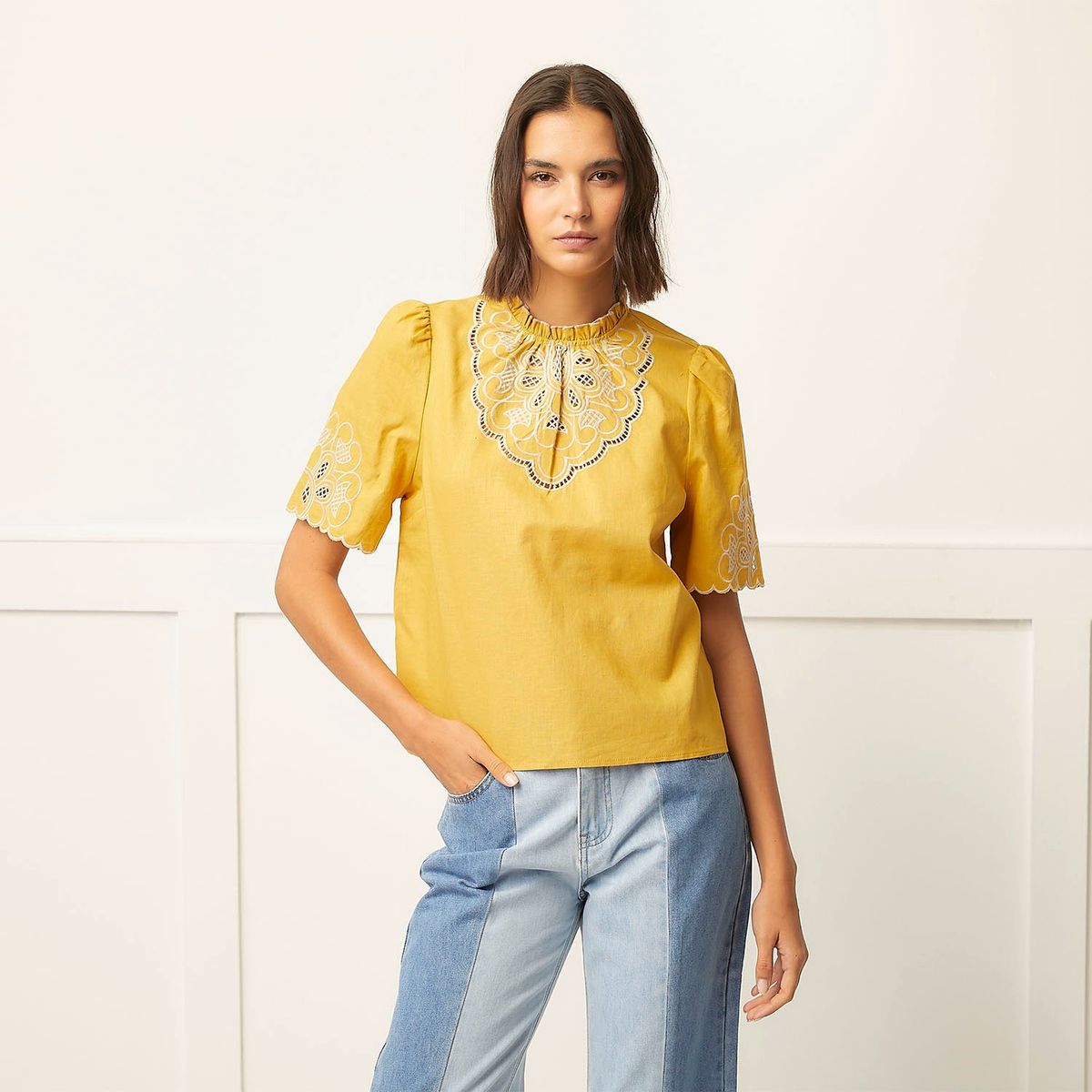 BASEMENT - Blusa Basement Lino Manga Corta con Bordado Mujer