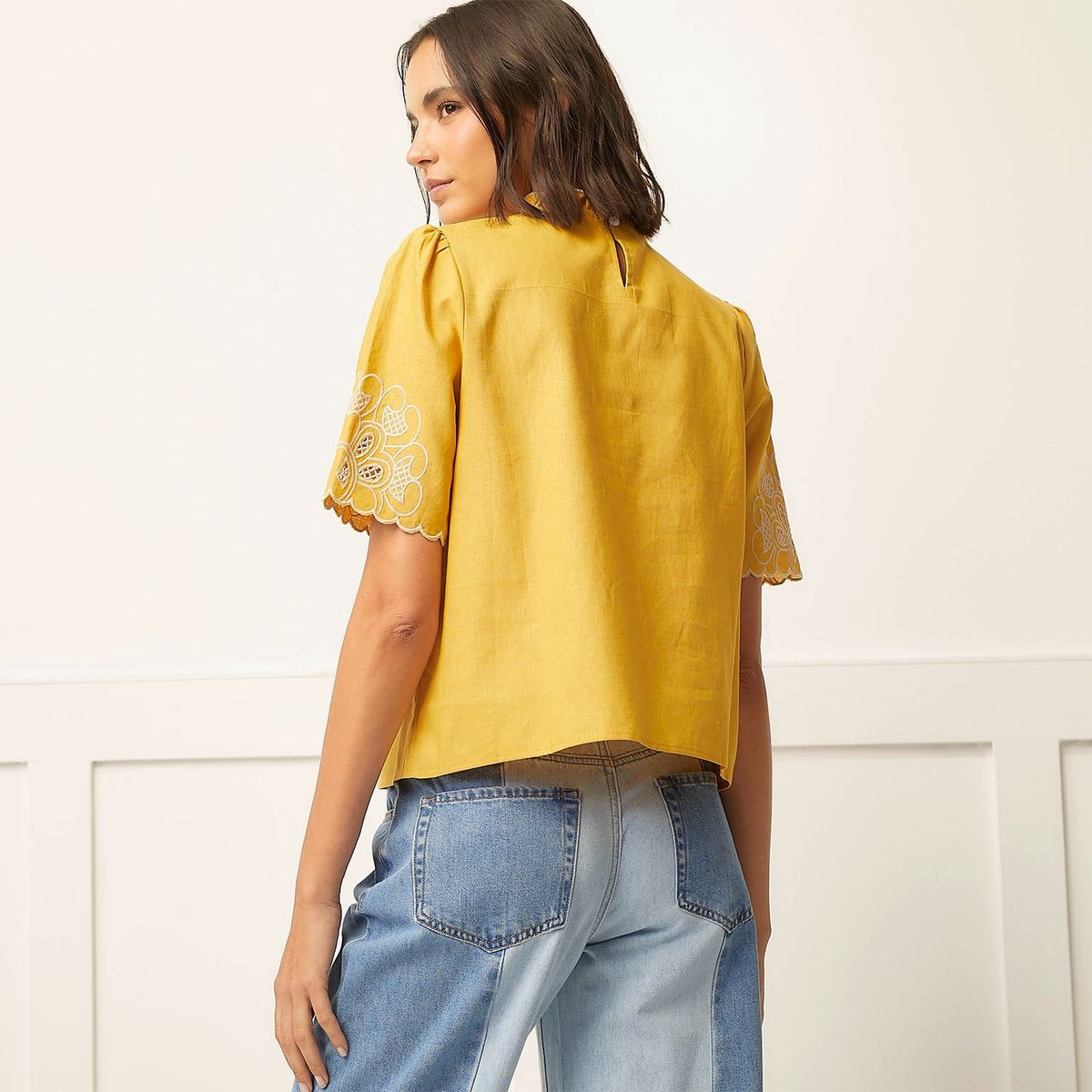 BASEMENT - Blusa Basement Lino Manga Corta con Bordado Mujer