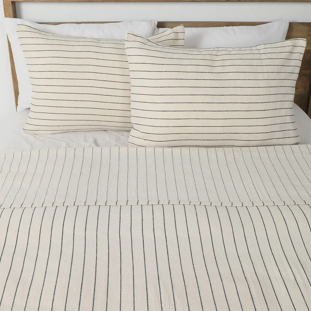 BASEMENT HOME - Cubrecama Colcha Líneas Basement Home