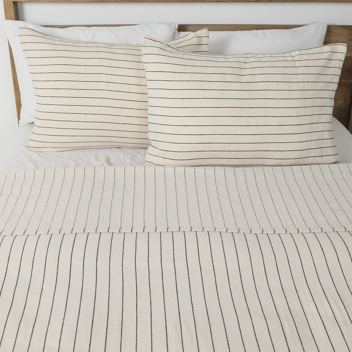 BASEMENT HOME - Cubrecama Colcha Líneas Basement Home