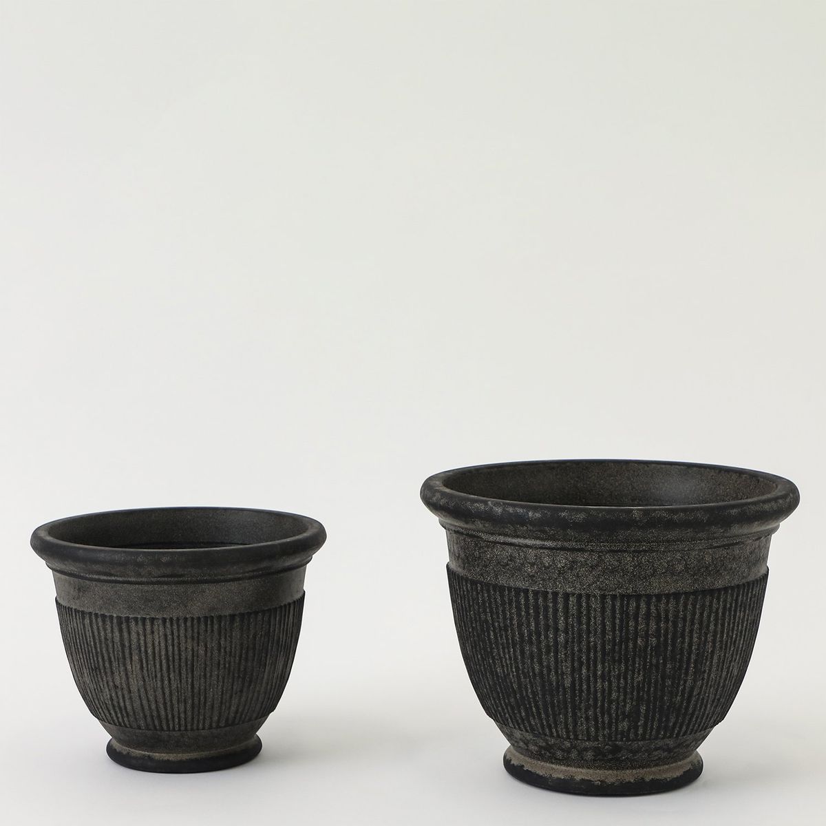 BASEMENT HOME - Maceta Interior/Exterior Gris de Poliresina