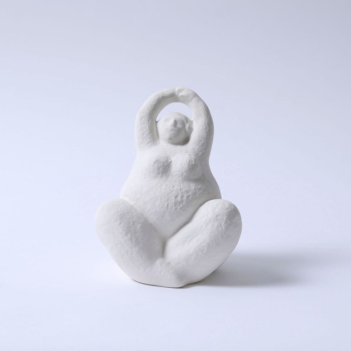 BASEMENT HOME - Escultura Rita Gris Mujer Yoga 14x11x18cm