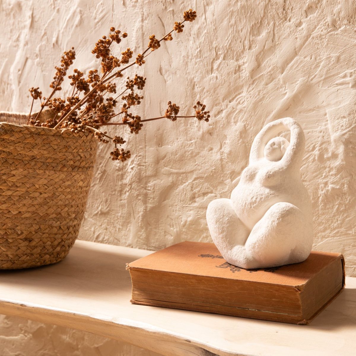 BASEMENT HOME - Escultura Rita Gris Mujer Yoga 14x11x18cm