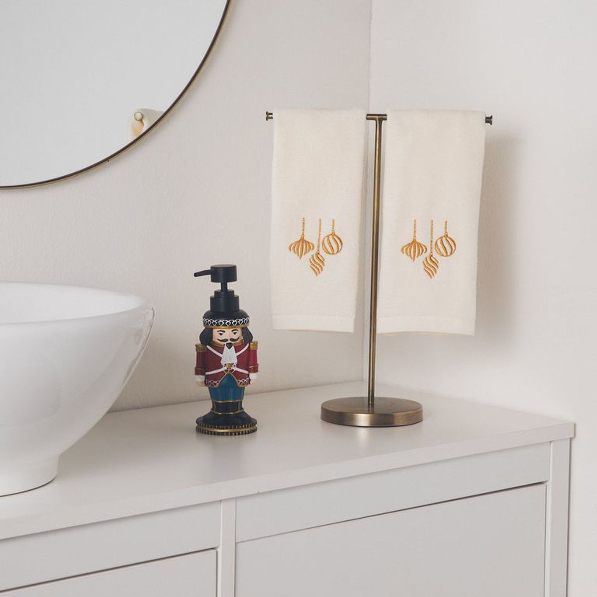 MICA - Set X3 Navideño Cascanueces: Dispensador De Jabón + 2 Toallas