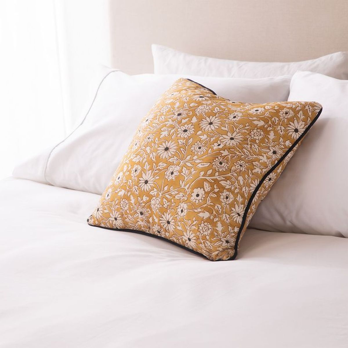 MICA - Cojín Fun Estampado Mostaza