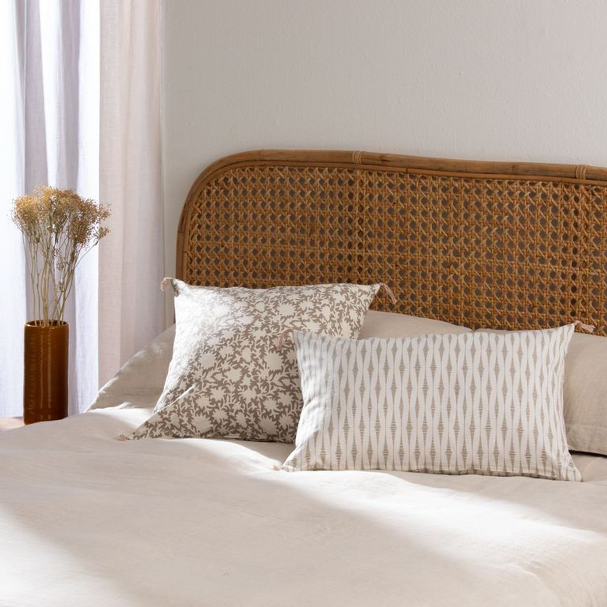 BASEMENT HOME - Funda de Cojín Flor Topo