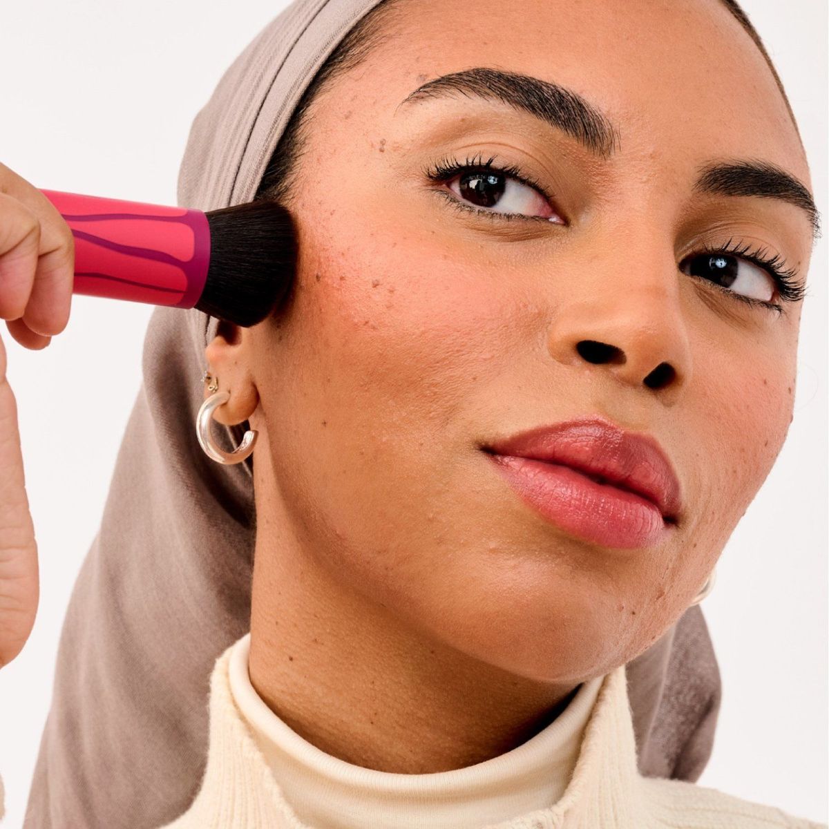 BENEFIT - Brocha De Maquillaje Angular Hoola Wavemaker 