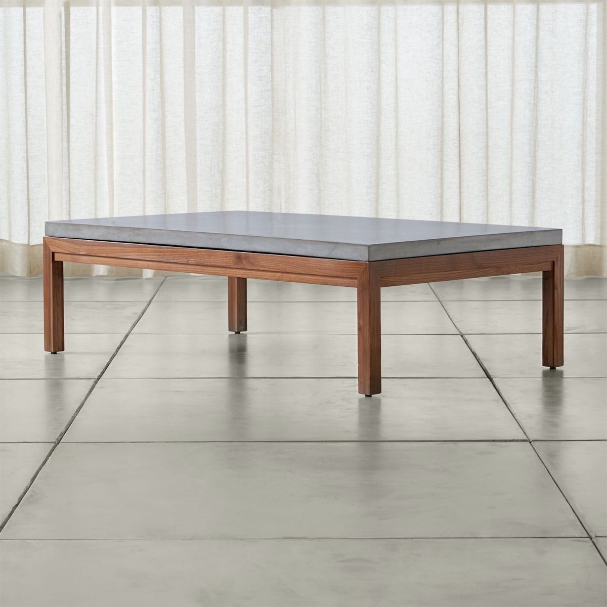 CRATE & BARREL - Mesa de Centro Parsons Rectangular con Tablero de Concreto y Base de Olmo 152x91cm