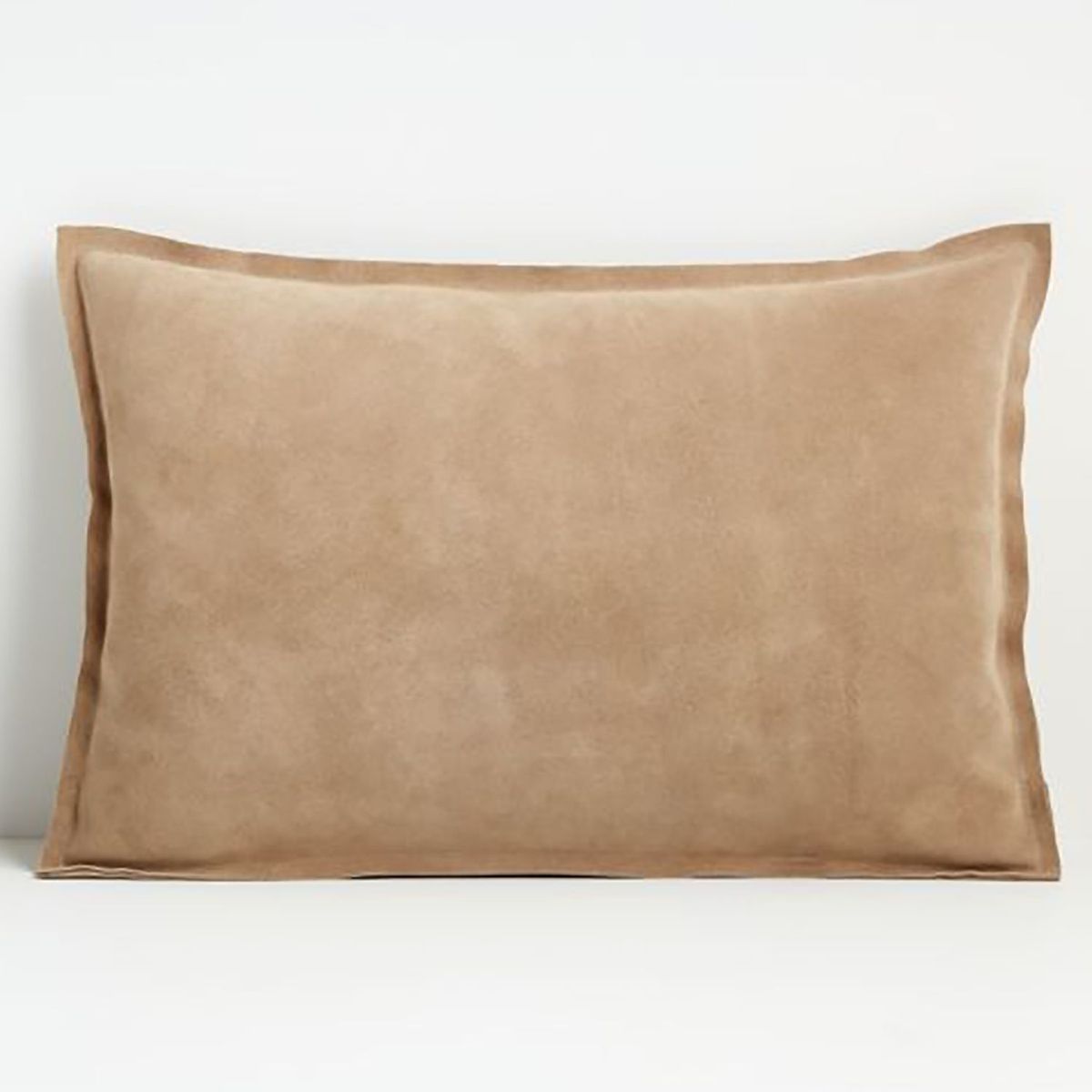 CRATE & BARREL - Cojín Camito Suede Pebble con relleno de plumas
