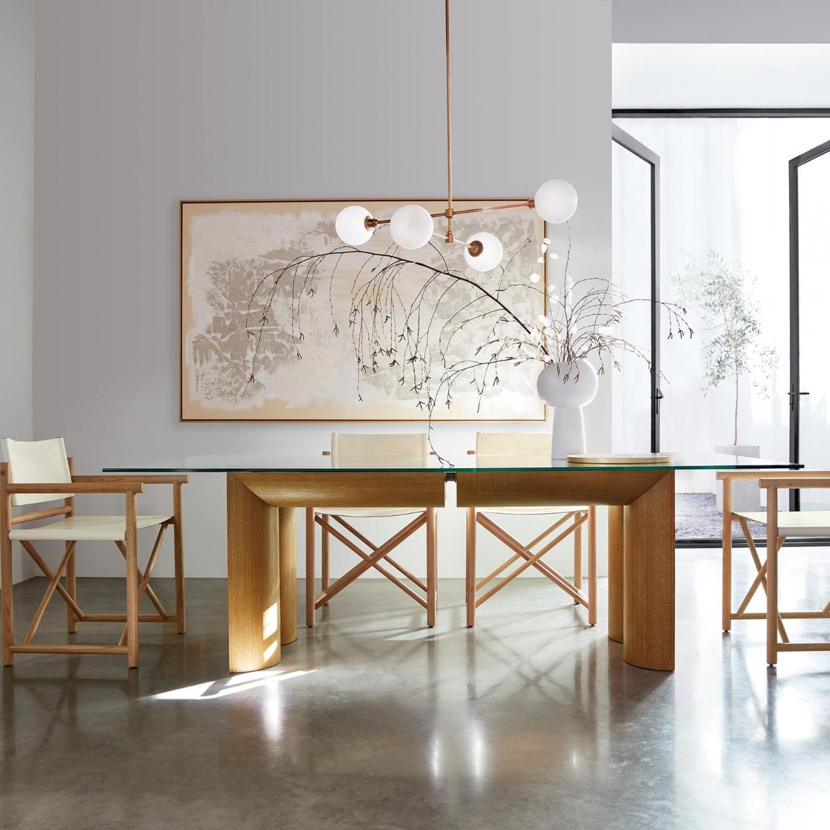 CRATE & BARREL - Mesa de Comedor Emma de Vidrio con Base de Madera de Roble (6 Puestos)