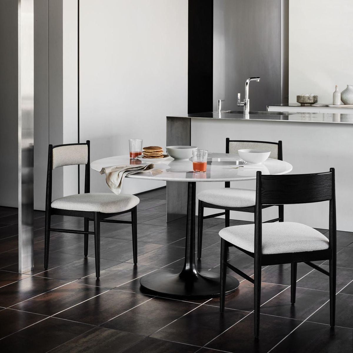 CRATE & BARREL - Mesa de Comedor Nero de Mármol Blanco con Base de Latón Negro (4 Puestos)