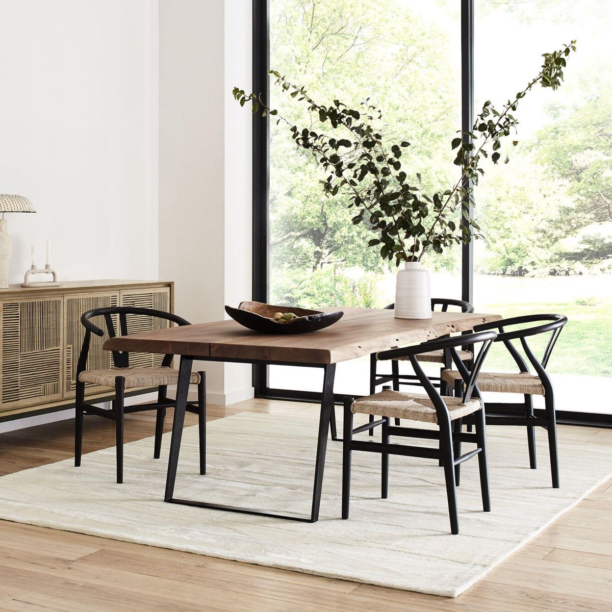 CRATE & BARREL - Mesa de Comedor Yukon de Madera Maciza con Base de Hierro (6 a 8 Puestos)