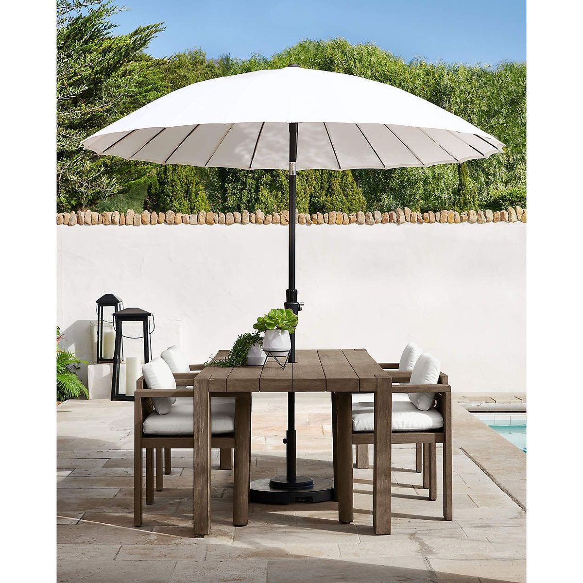 CRATE & BARREL - Silla de Comedor de Terraza Ashore de Madera de Caoba con Cojines Blancos