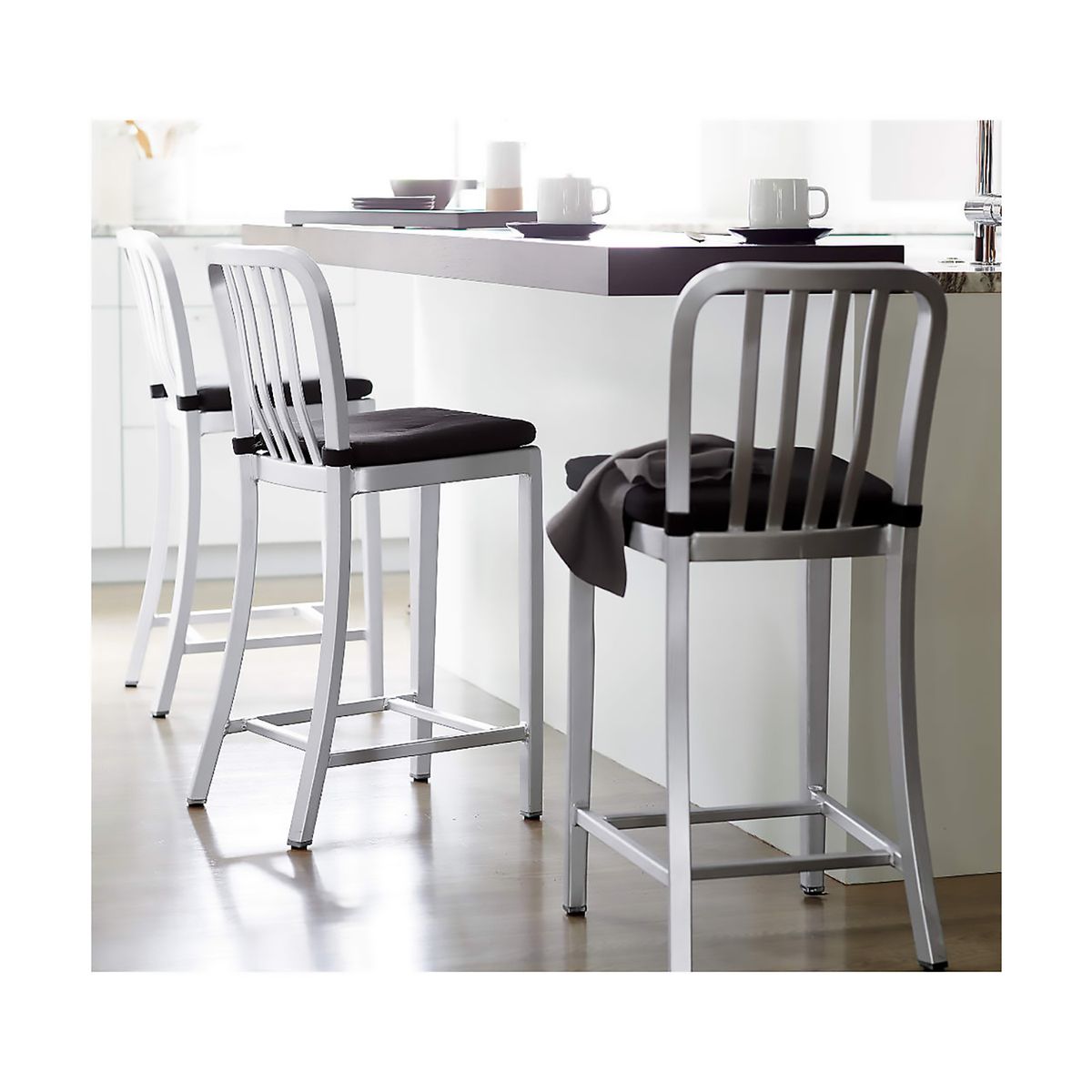 CRATE & BARREL - Silla de Bar Delta de Metal con Cojín Cushion Negro