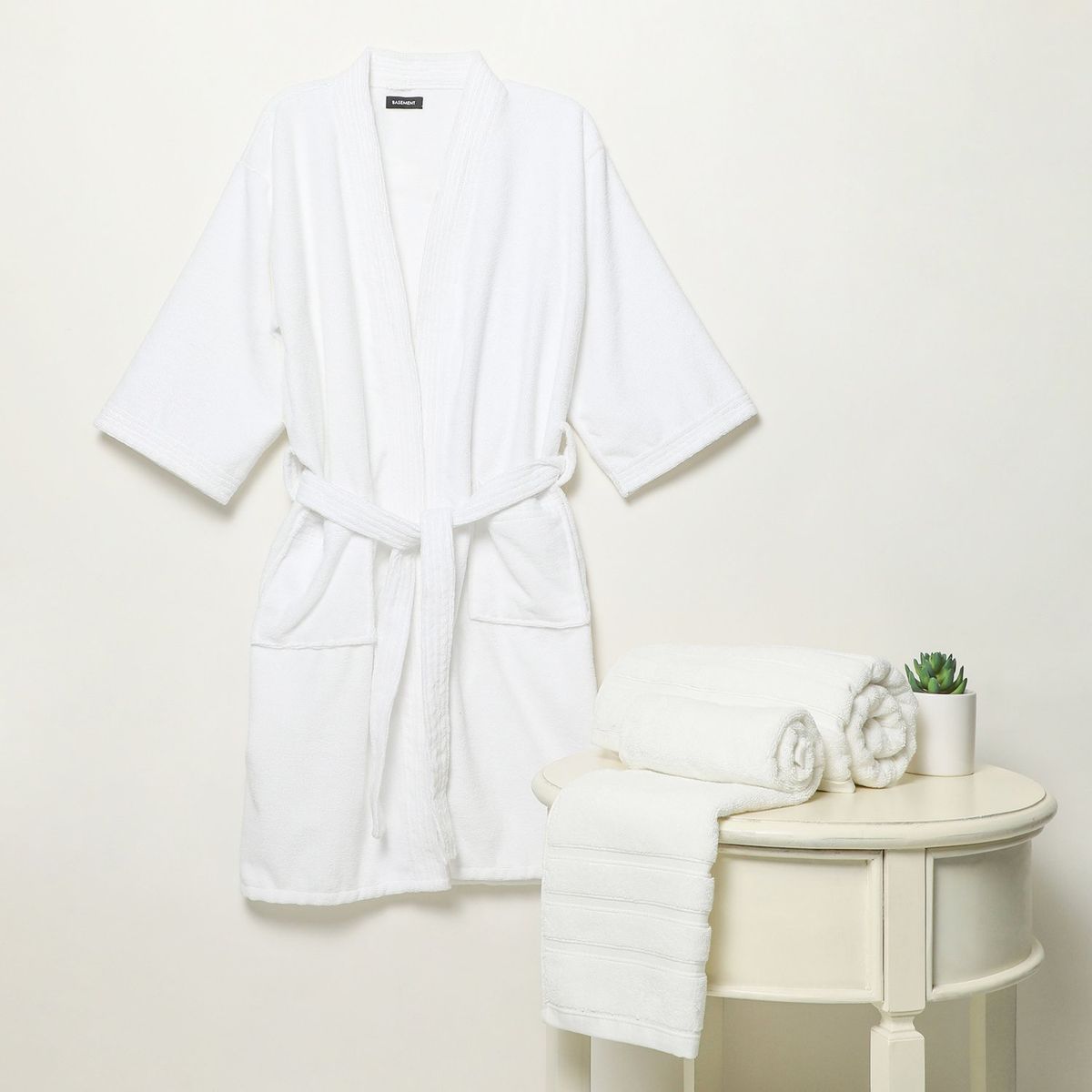 BASEMENT HOME - Set x2 Toallas Mano y Baño + Bata de Baño 100% Algodón Basement Home