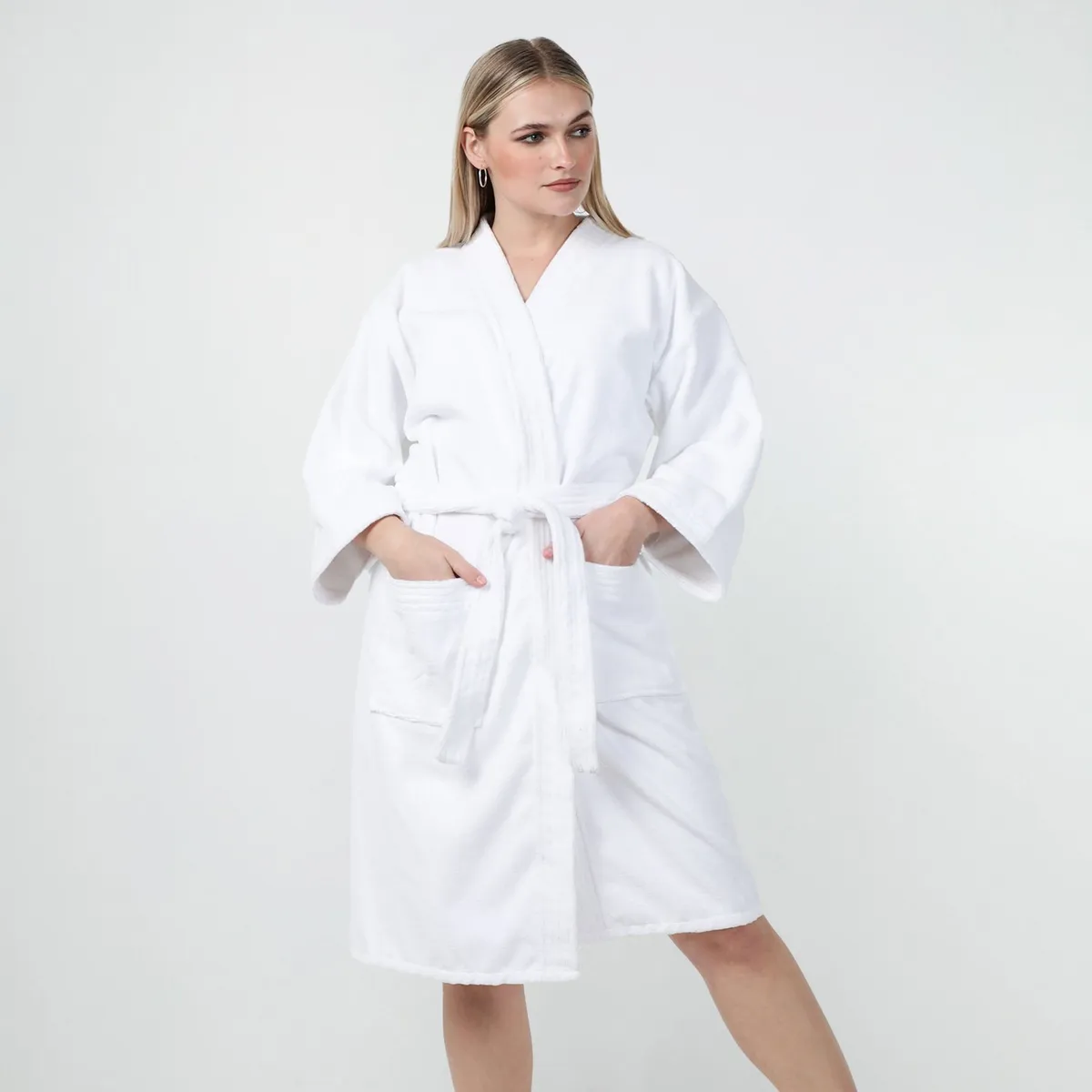 BASEMENT HOME - Set x2 Toallas Mano y Baño + Bata de Baño 100% Algodón Basement Home