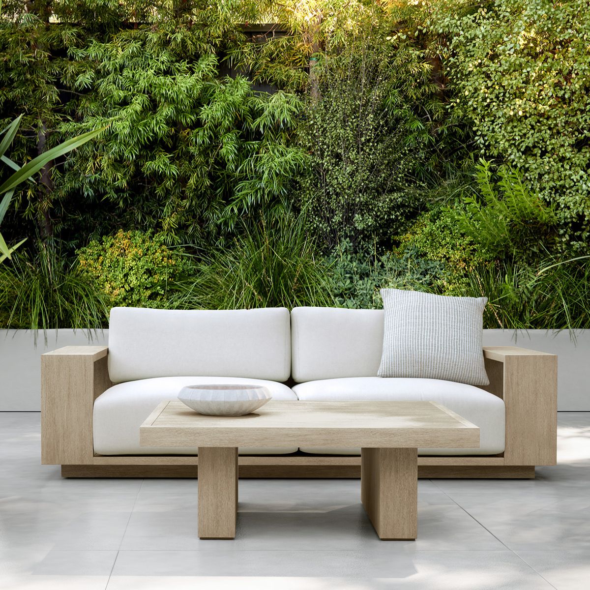CRATE & BARREL - Sofá Mallorca De Terraza De Madera Con Cojines Marfil 216cm