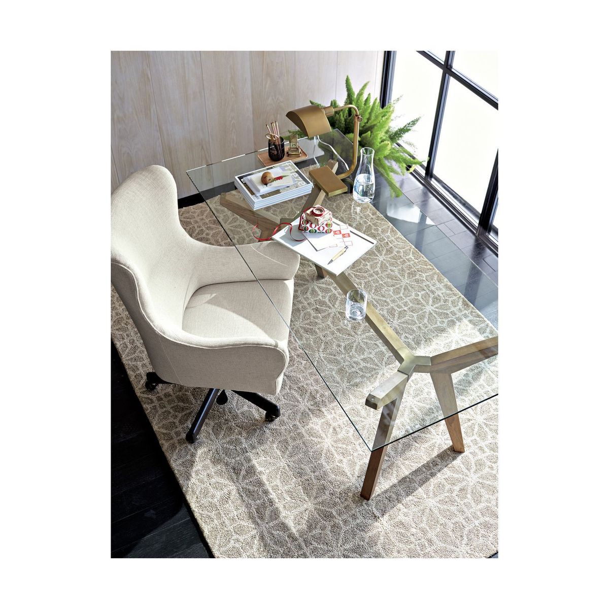 CRATE & BARREL - Escritorio Strut de Cristal con Base de Madera Teak