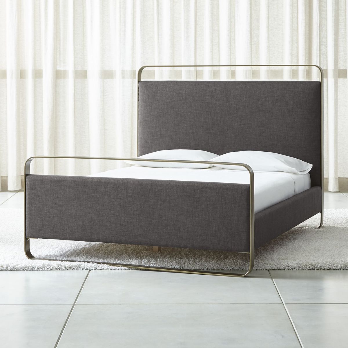 CRATE & BARREL - Cama Gwen Queen de Metal Tapizada