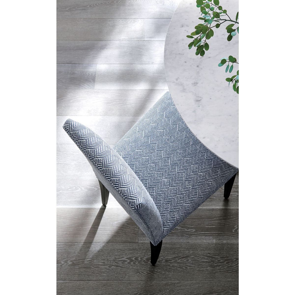 CRATE & BARREL - Mesa de Comedor Nero de Mármol Blanco con Base de Latón Dorado (4 Puestos)