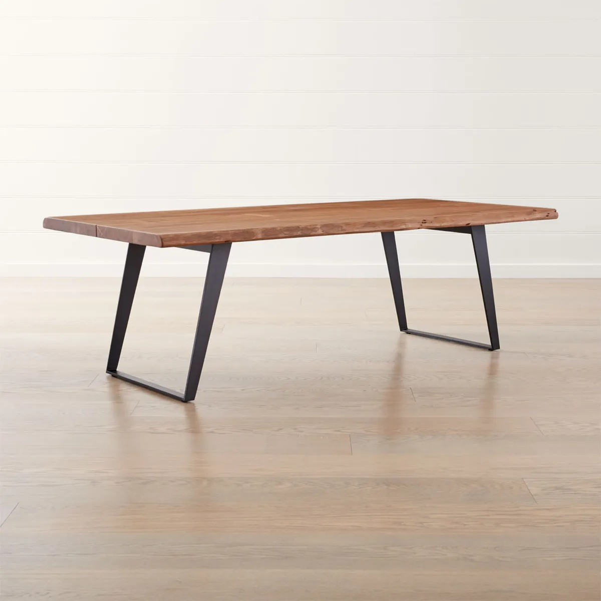 CRATE & BARREL - Mesa de Comedor Yukon de Madera Maciza con Base de Hierro (6 Puestos)