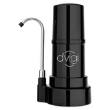 Purificador de agua negro sobre mesada