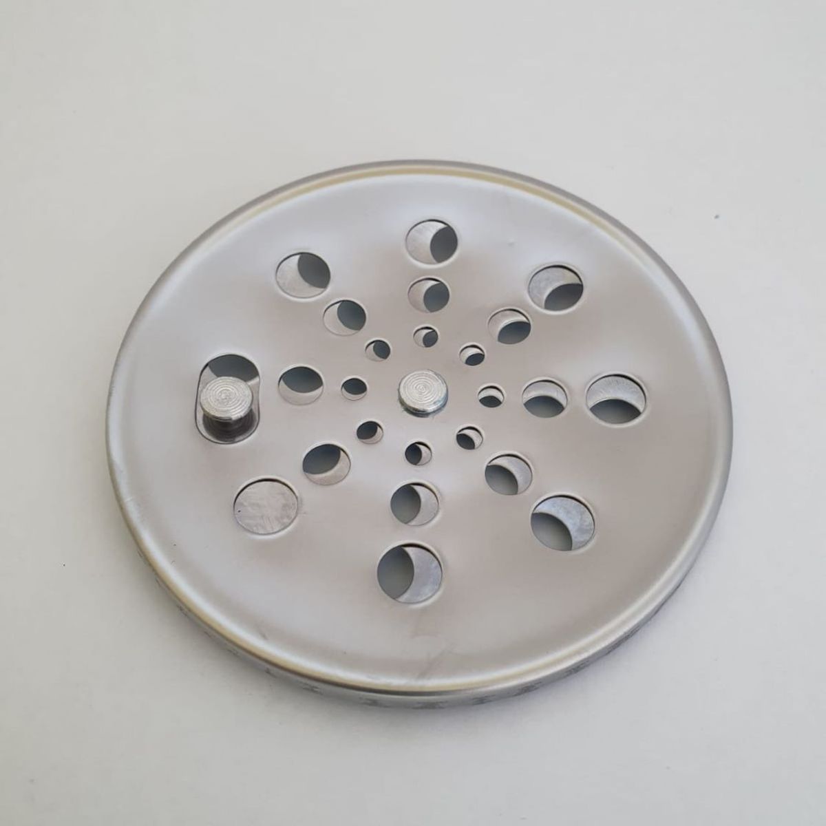 Ralo em Aço Inox Redondo de 10 Cm com Fecho Abre e Fecha Clarinox, marca Clarinox - Foto 2