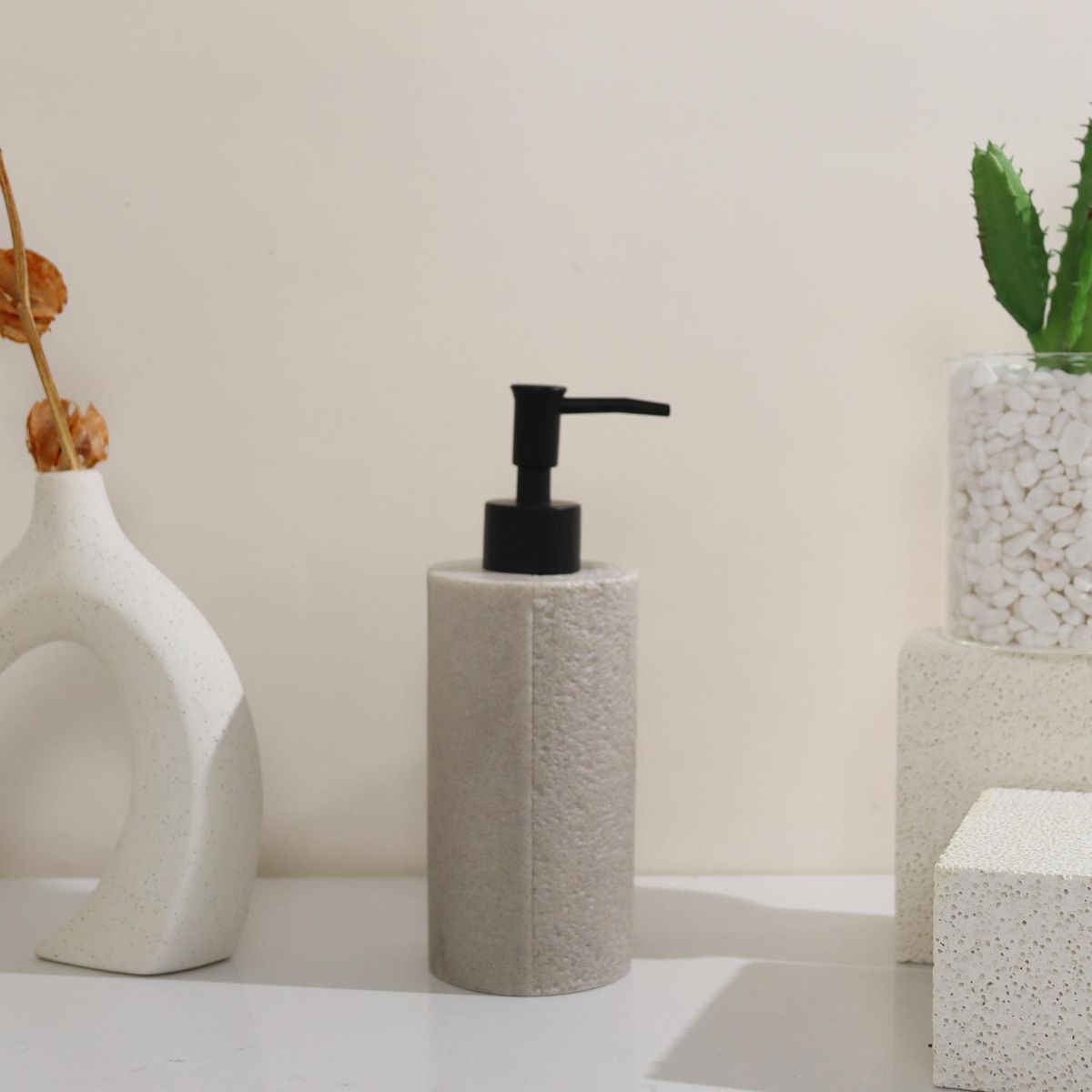 Dispensador de Sabonete em Resina Cor Pedra Bege Just Home Collection, marca Just Home Collection - Foto 2