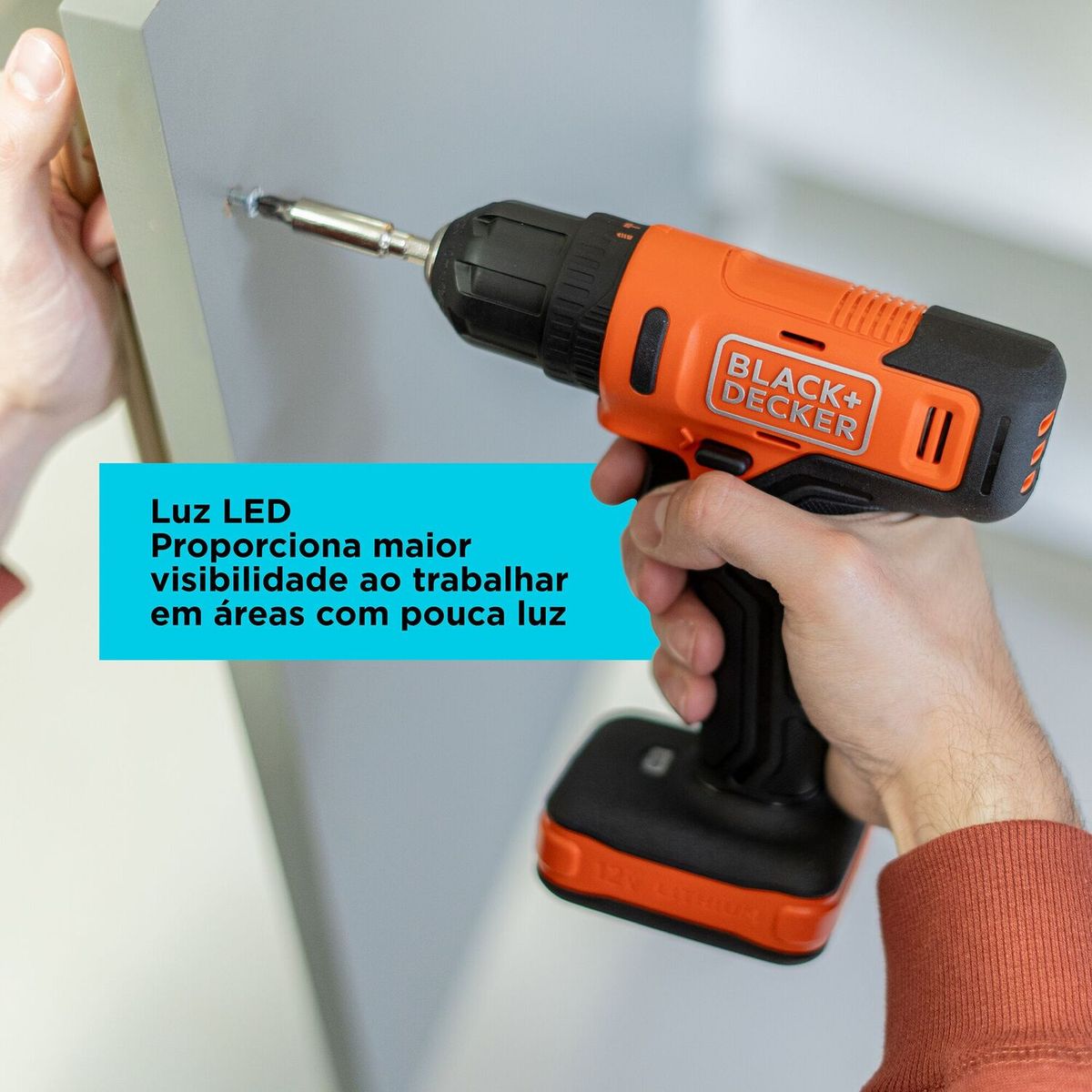 Parafusadeira/Furadeira de impacto 10mm 12V BCD712VHD com 17 acessórios, marca Black&decker - Foto 2