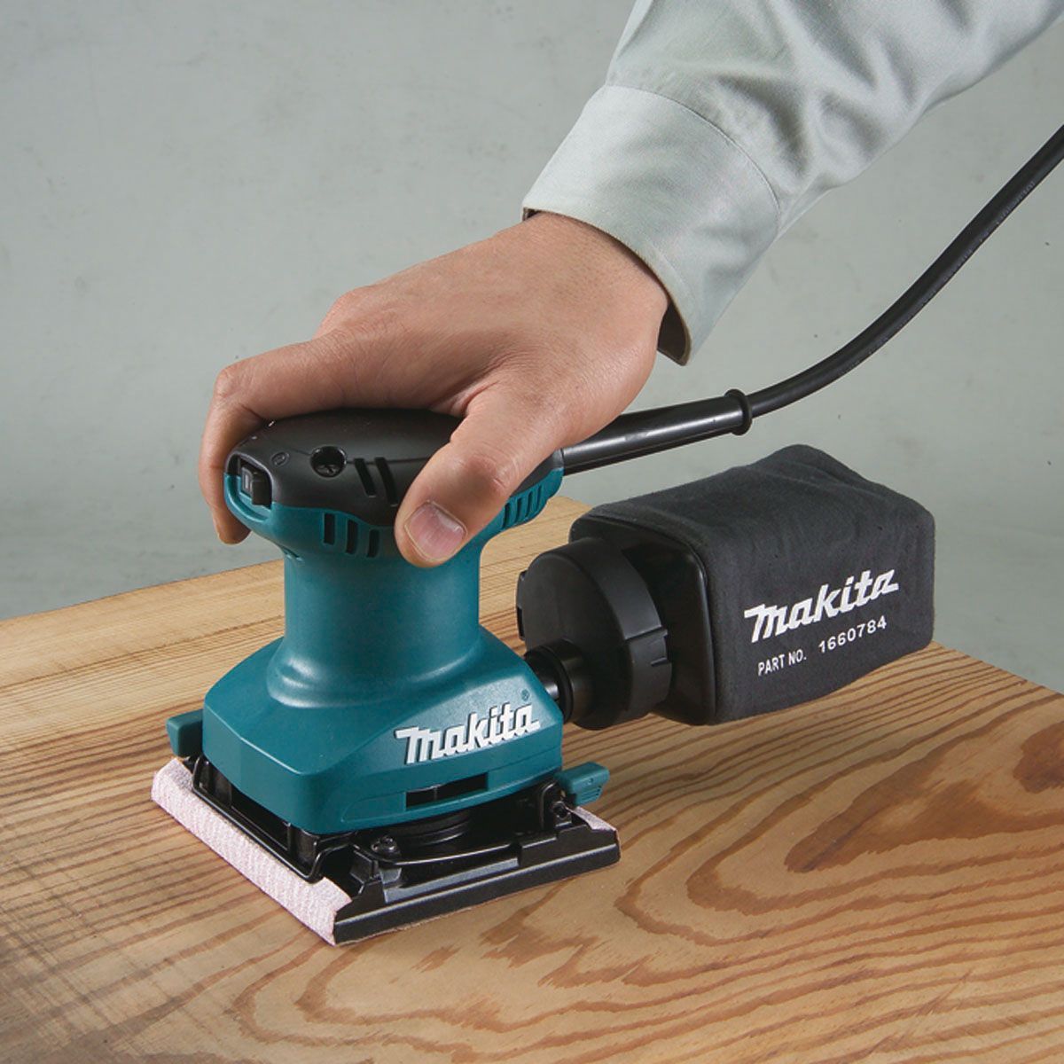 Lixadeira Orbital 1/4" 180W BO4557 127V, marca Makita - Foto 2