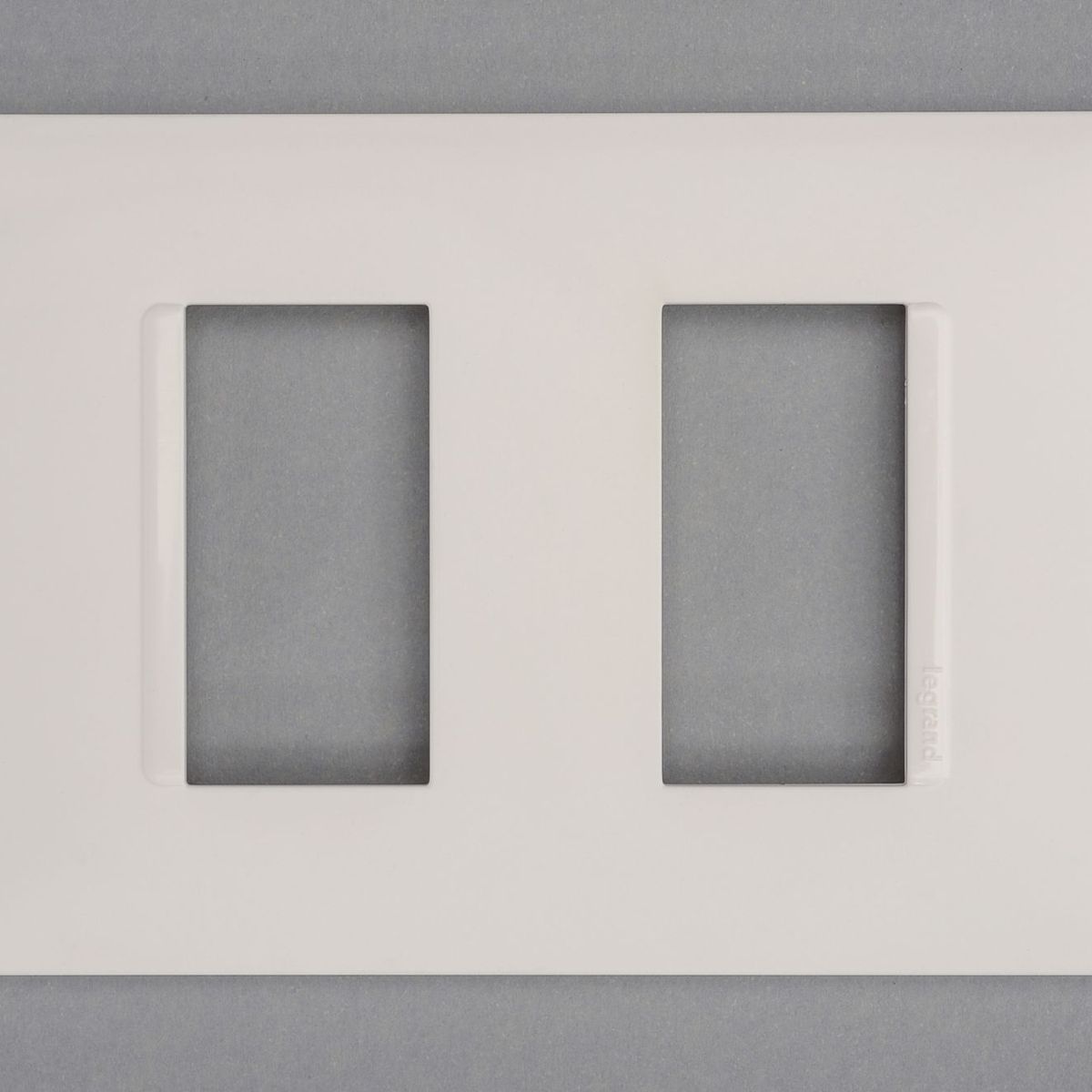 Placa Pialplus+ Branca 4X2 2 Postos, marca Legrand - Foto Principal
