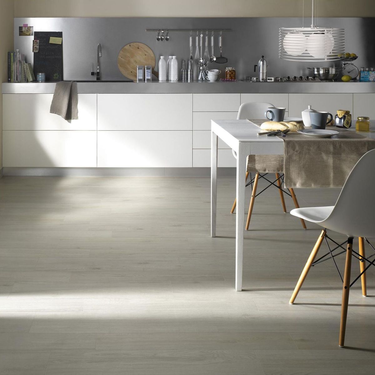 Piso Vinilico Lvt Cola Albayalde Patina 2mm 15,7x94,2cm Caixa com 2,96m² Holztek, marca Holztek - Foto Principal