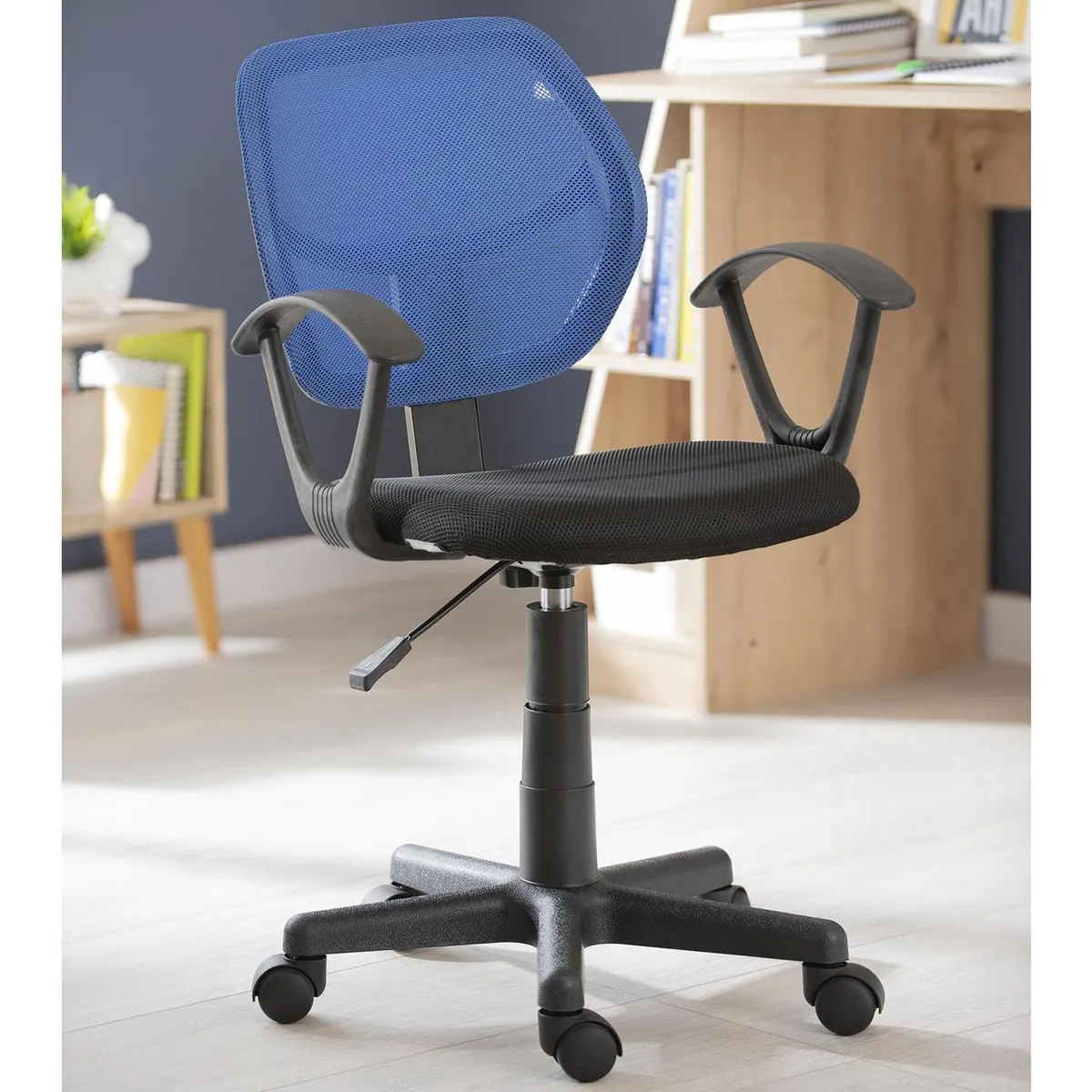 Cadeira de Escritorio tela Mesh Aazul e Preta Just Home Collection, marca Just Home Collection - Foto 2
