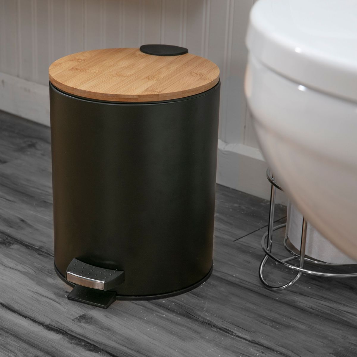 Lixeira 5 Litros com Tampa de Bambu em Metal Preto Just Home Collection, marca Just Home Collection - Foto Principal