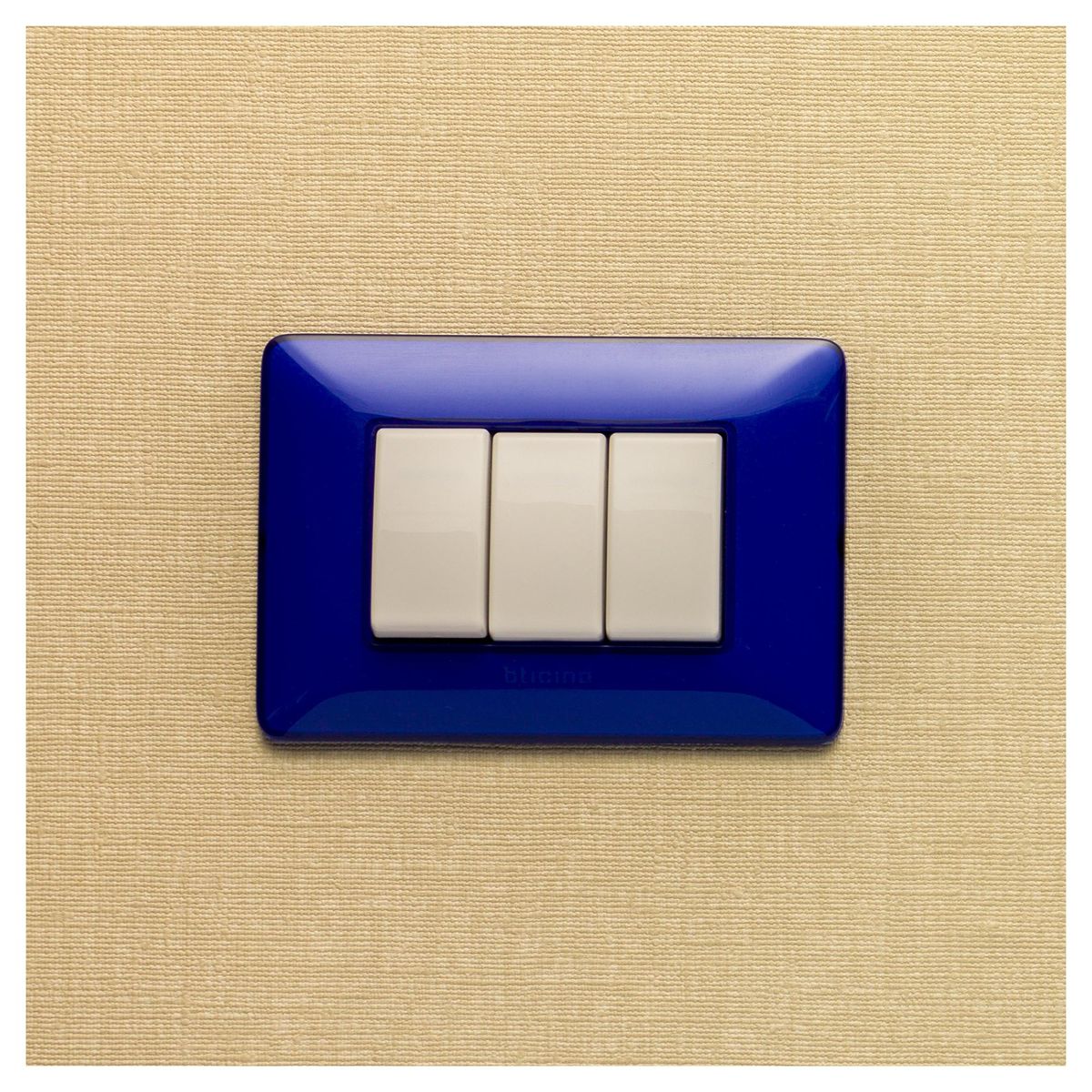 BTICINO - Placa 3 módulos con soporte Cobalto